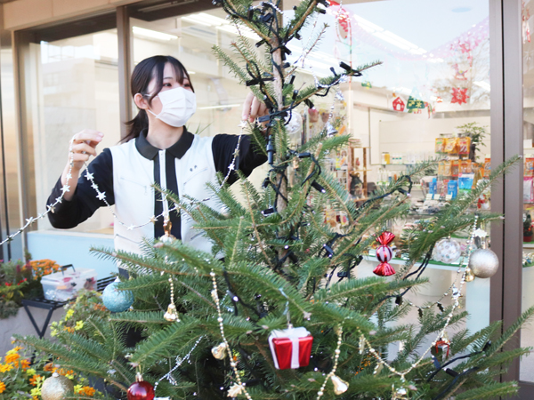クリスマスツリーを装飾しました♪